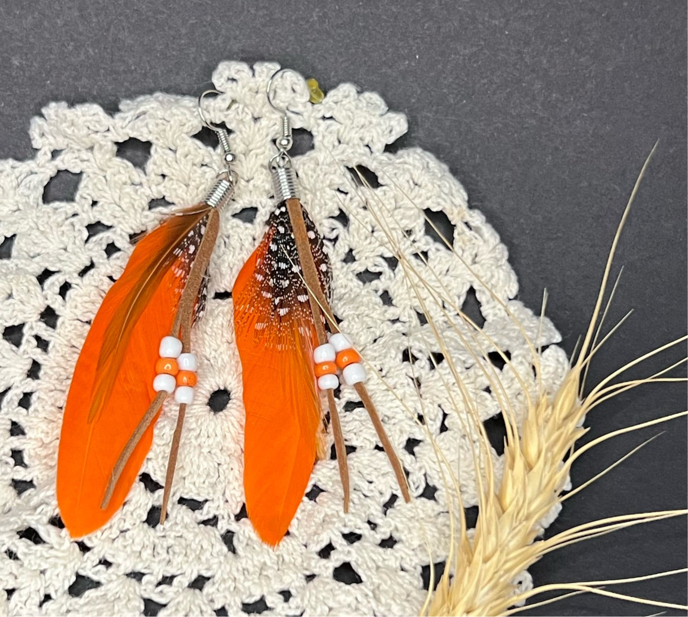 Feather & beads earrings -010